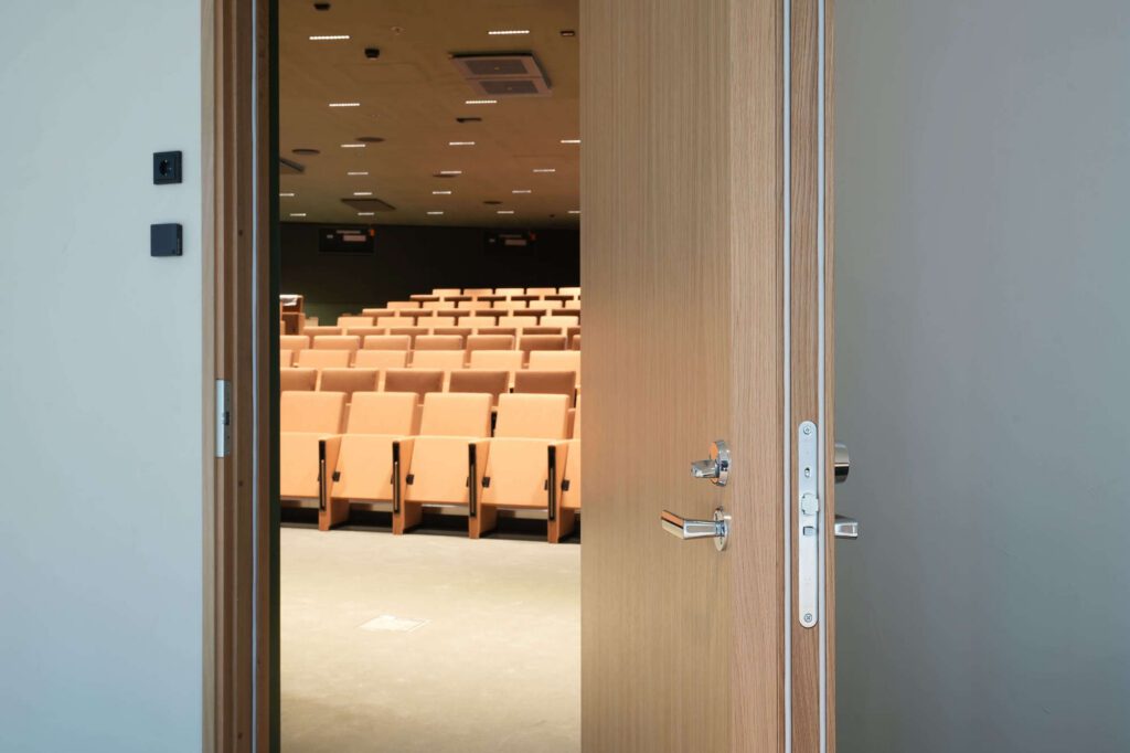 Rw47dB ääneneristysovi auditorio