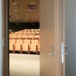 Rw47dB ääneneristysovi auditorio