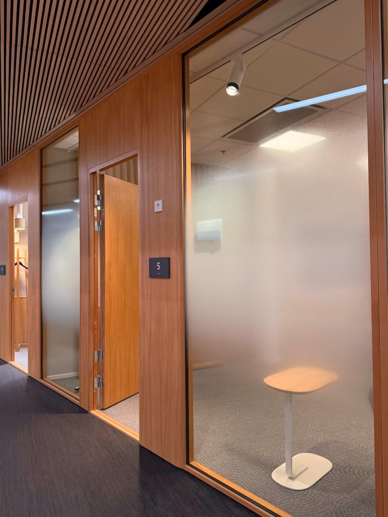 puulasiseina-ja-tammiovet-rahoituslaitos-paakonttori-5_5