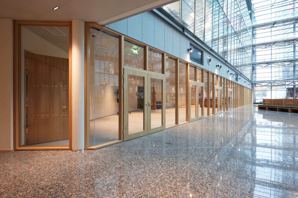 Puulasiseinat Valla atrium