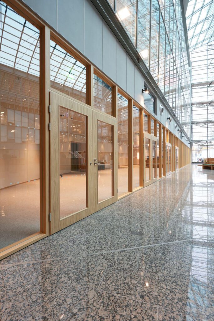 Puulasiseinat Valla atrium 2