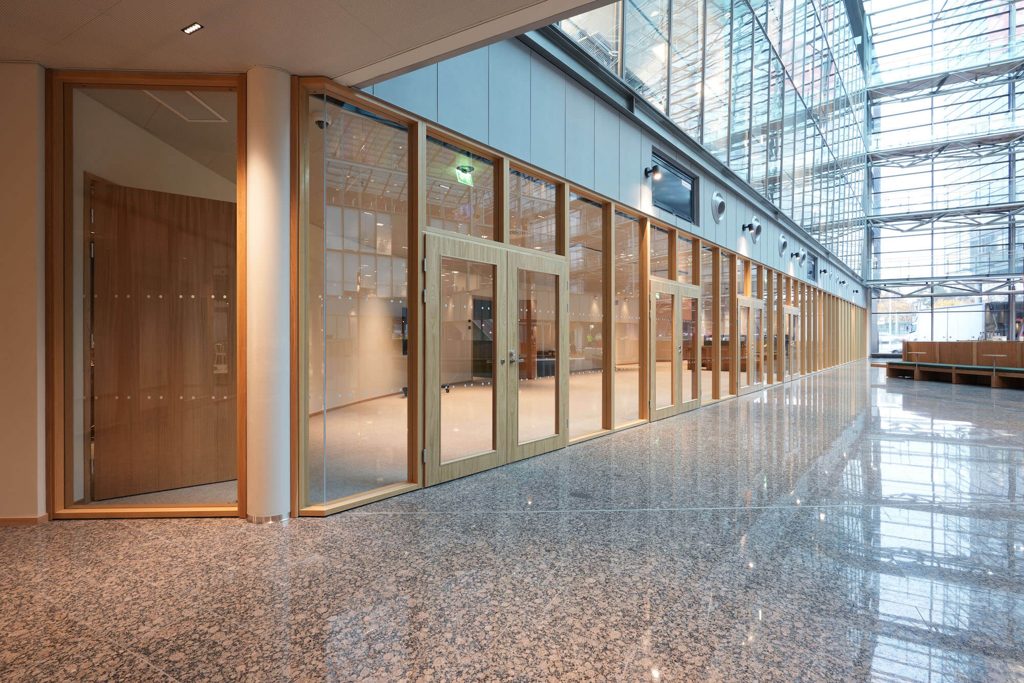 Puulasiseinat Valla atrium